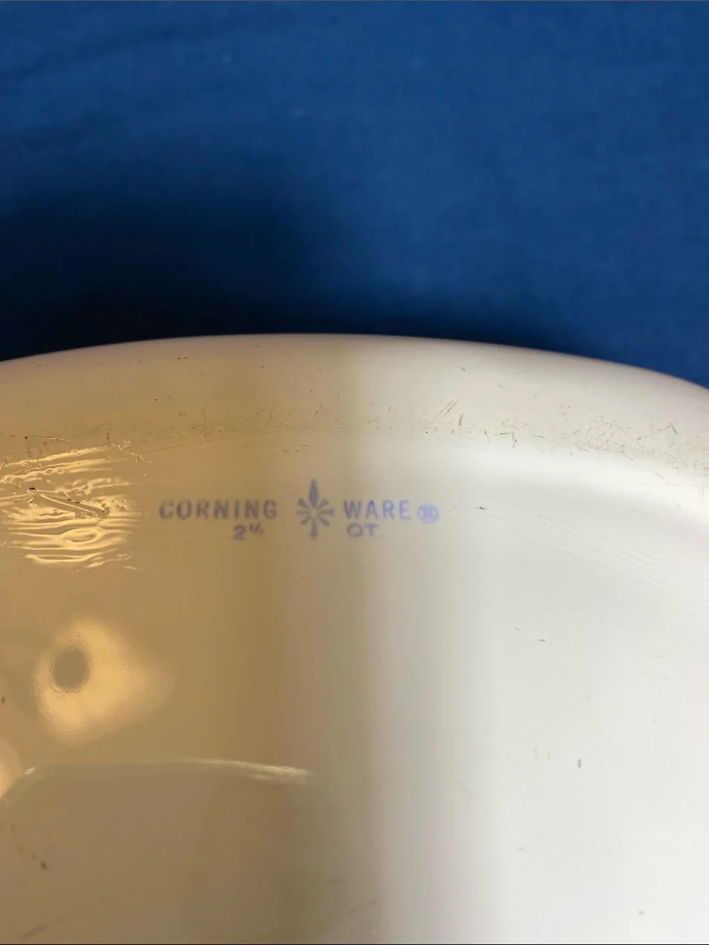 Corningware Vintage 2.5qts Casserole P-2 1/2-B in Black Trefoil Scroll with lid